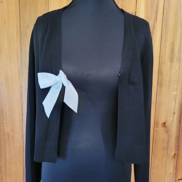 Elegant Black Sweater with White Bow - Picture 5 of 14